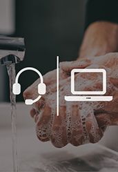 Online Englischunterricht mit Headset und Computer